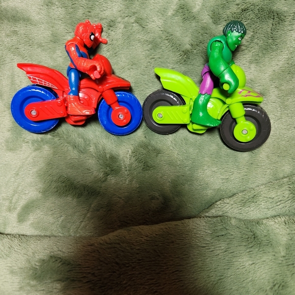 2 super heros, Spiderman and the Hulk on motorcycles, removable - Picture 5 of 5